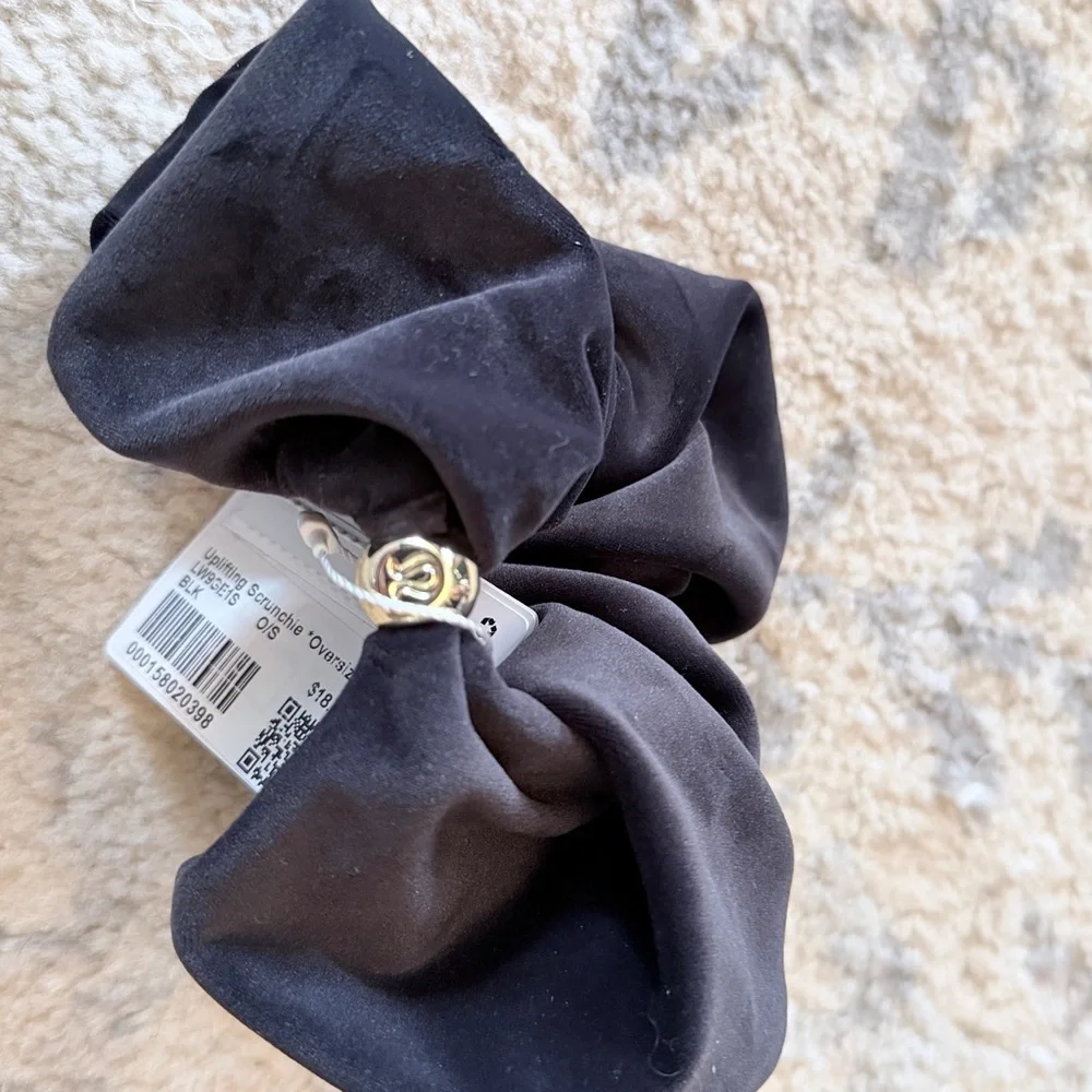 lululemon athletica Black Uplifting Velour Scrunchie - Picture 2 of 4